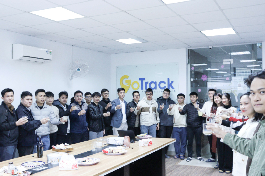 Đại gia đình GoTrack cùng nhau nâng ly Chúc mừng năm mới Ất Tỵ 2025.