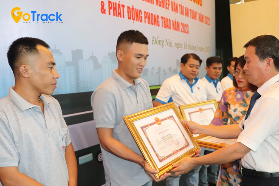 Khen thưởng nhân viên - tạo động lực làm việc